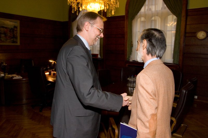 LU rektors prof. Mārcis Auziņš (pa kreisi) tiekas ar Portugāles vēstnieku Latvijā Žuao Luišs Niza Piņeiru (João Luís Niza Pinheiro). null