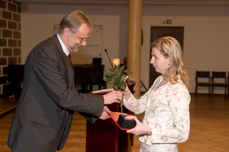 LU darbinieku sapulce. LU Gada labākā darbinieka balvas pasniegšana. LU rektors Mārcis Auziņš pasniedz balvu Maijai Krušņikovai.