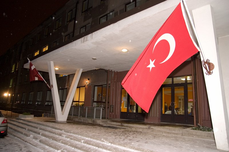 Turcijas Republikas ārlietu ministrs Ali Babadžans viesojas Latvijas Universitātes Sociālo zinātņu fakultātē, lai nolasītu lekciju 'Turcija ES. Kopīgu reģionālo interešu stiprināšana'. Turcijas Republikas karogs pie LU SZF ēkas.