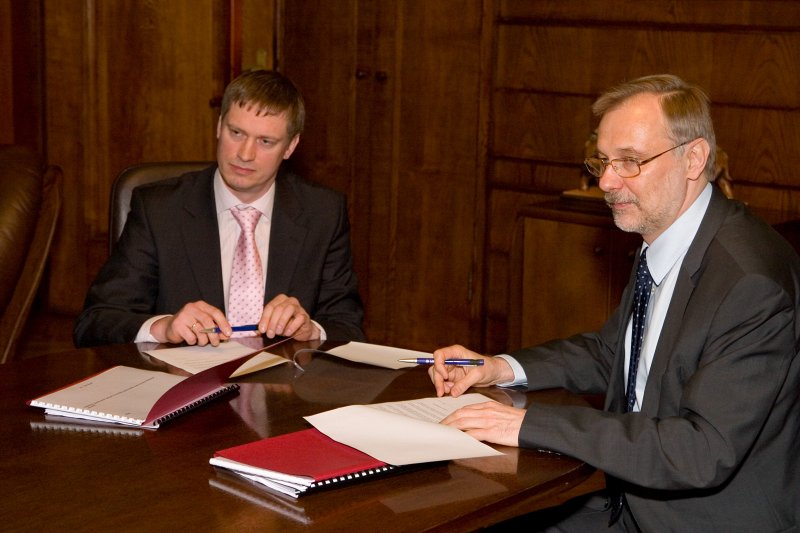 Latvijas Universitāte un SIA 'Burusala' paraksta nodomu protokolu par Latvijas Universitātes attīstības iespēju Torņkalnā. null