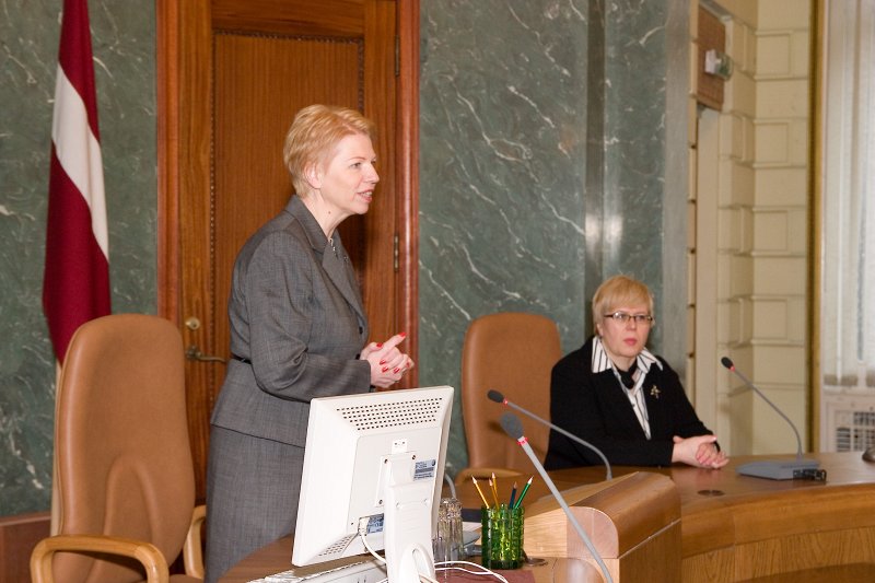 Ministru kabineta balvas pasniegšanas ceremonija. LR izglītības un zinātnes ministre Tatjana Koķe.
