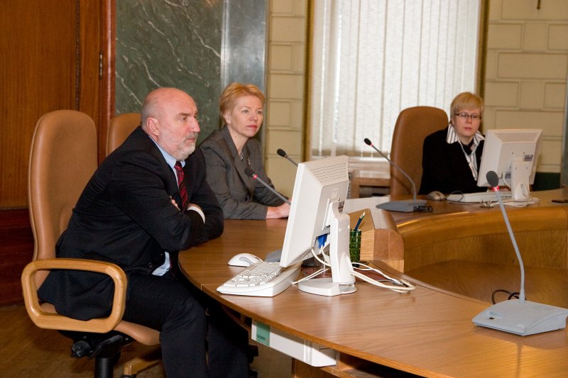 Ministru kabineta balvas pasniegšanas ceremonija. LR Ministru prezidents Ivars Godmanis un LR izglītības un zinātnes ministre Tatjana Koķe.