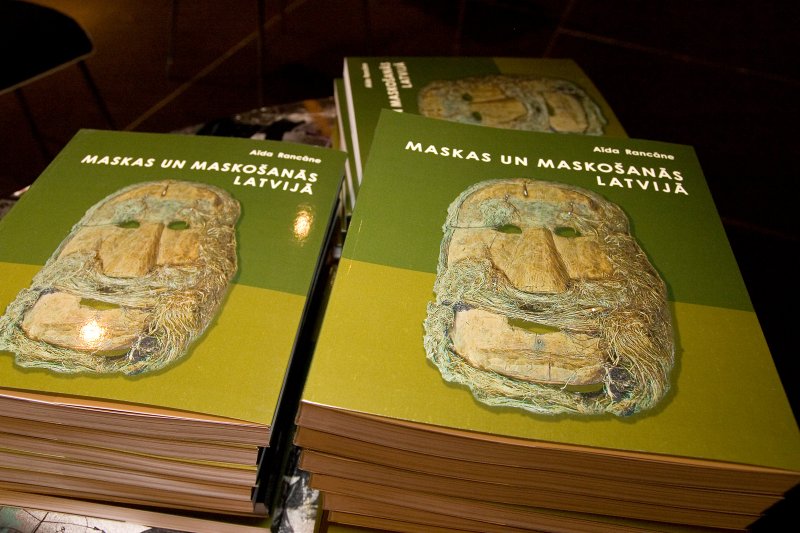 Grāmatas 'Maskas un maskošanās Latvijā' atvēršanas svētki Rīgas mākslas telpā. Grāmatas vāks.