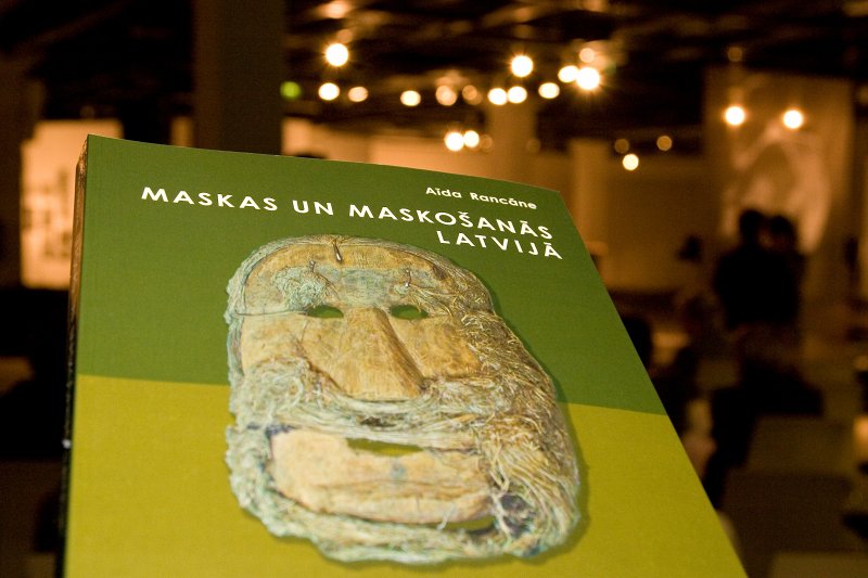 Grāmatas 'Maskas un maskošanās Latvijā' atvēršanas svētki Rīgas mākslas telpā. Grāmatas vāks.