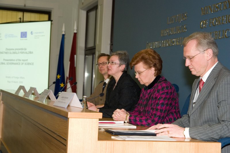 Konference par zinātnes globālo pārvaldību (LR Ārlietu ministrijā). No kreisās:
Pēteris Zilgalvis, nodaļas vadītājs, Eiropas Komisija; 
Žaneta Ozoliņa, Zinātnes globālās pārvaldības ekspertu grupas priekšsēdētāja; 
Vaira Vīķe-Freiberga, bijusī Latvijas Republikas prezidente, Eiropas Savienības Pārdomu grupas par ES nākotni 2020 – 2030 priekšsēdētāja vietniece; 
Andris Teikmanis, Valsts sekretārs, Ārlietu ministrija.