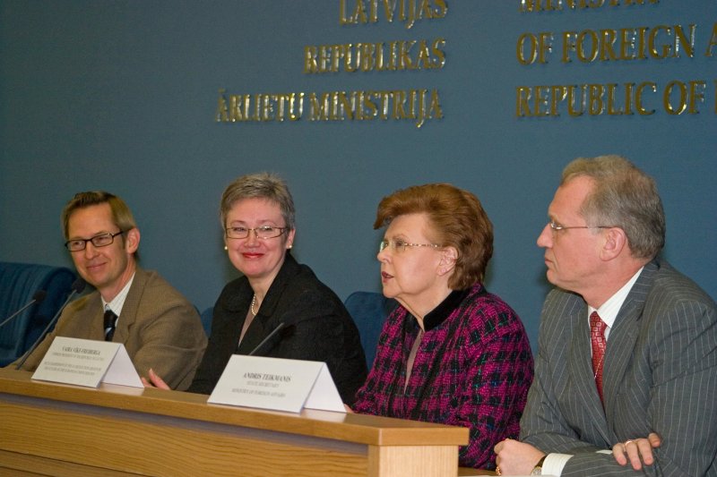 Konference par zinātnes globālo pārvaldību (LR Ārlietu ministrijā). No kreisās:
Pēteris Zilgalvis, nodaļas vadītājs, Eiropas Komisija; 
Žaneta Ozoliņa, Zinātnes globālās pārvaldības ekspertu grupas priekšsēdētāja; 
Vaira Vīķe-Freiberga, bijusī Latvijas Republikas prezidente, Eiropas Savienības Pārdomu grupas par ES nākotni 2020 – 2030 priekšsēdētāja vietniece; 
Andris Teikmanis, Valsts sekretārs, Ārlietu ministrija.