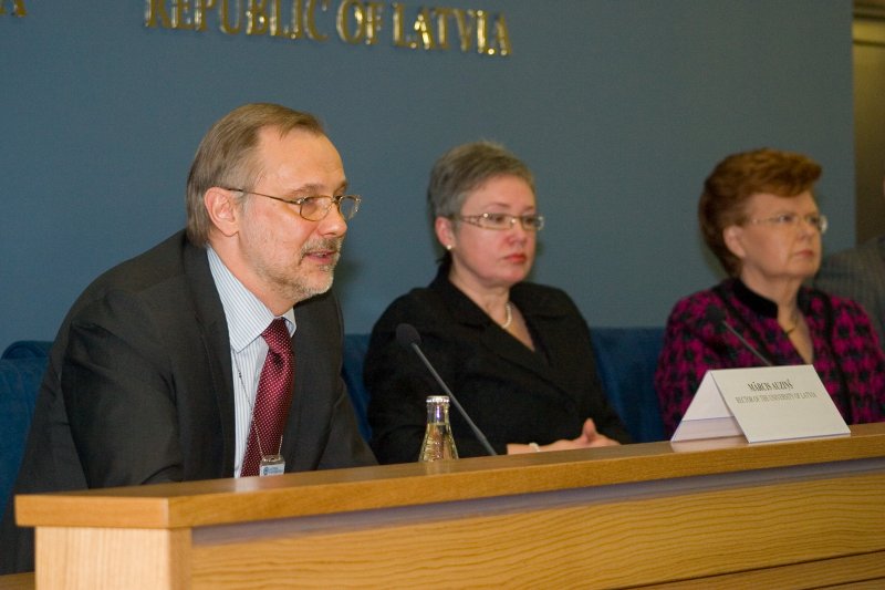 Konference par zinātnes globālo pārvaldību (LR Ārlietu ministrijā). No kreisās:
Mārcis Auziņš, Latvijas universitātes rektors; 
Žaneta Ozoliņa, Zinātnes globālās pārvaldības ekspertu grupas priekšsēdētāja; 
Vaira Vīķe-Freiberga, bijusī Latvijas Republikas prezidente, Eiropas Savienības Pārdomu grupas par ES nākotni 2020 – 2030 priekšsēdētāja vietniece.