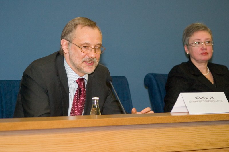 Konference par zinātnes globālo pārvaldību (LR Ārlietu ministrijā). No kreisās:
Mārcis Auziņš, Latvijas universitātes rektors; 
Žaneta Ozoliņa, Zinātnes globālās pārvaldības ekspertu grupas priekšsēdētāja.