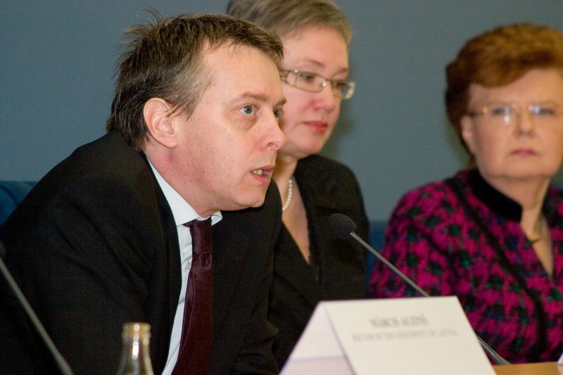 Konference par zinātnes globālo pārvaldību (LR Ārlietu ministrijā). No kreisās:
Džons Kroulijs (John Crowley), nodaļas vadītājs, UNESCO 
Žaneta Ozoliņa, Zinātnes globālās pārvaldības ekspertu grupas priekšsēdētāja; 
Vaira Vīķe-Freiberga, bijusī Latvijas Republikas prezidente, Eiropas Savienības Pārdomu grupas par ES nākotni 2020 – 2030 
priekšsēdētāja vietniece.