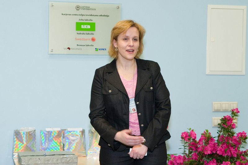 Karjeras iespēju diena 2009. Latvijas Universitātes pārstāvju tikšanās ar LU Karjeras centra sponsoriem. LU Karjeras centra vadītāja Inta Jaunzeme.