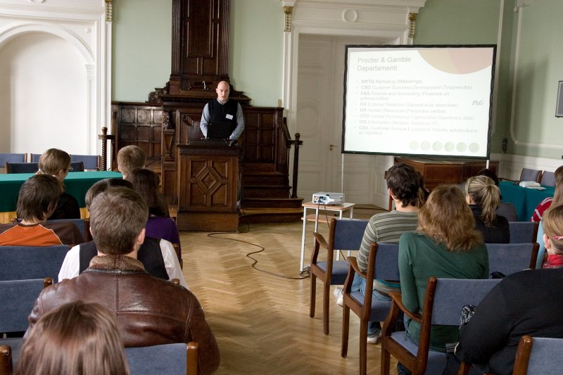 Karjeras iespēju diena 2009. Eksperta lekcija 'Kā apzināti un neapzināti lēmumi palīdz veidot savu karjeru'. Procter &Gamble Ltd. cilvēkresursu biznesa partneris Polijā un Baltijā Mečislavs Maculēvičs.