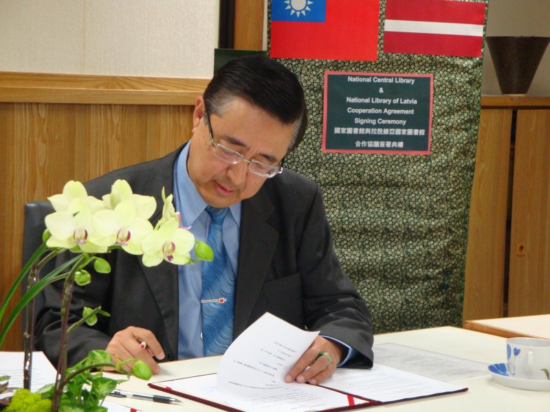 Vienošanās dokumenta parakstīšana, kura mērķis ir Latvijas Nacionālās bibliotēkas un Ķīnas Republikas (Taivānas) sadarbības līgums (Taivanā). Taivānas Nacionālās bibliotēkas ģenerāldirektors Karls Mins Kus paraksta vienošanos.