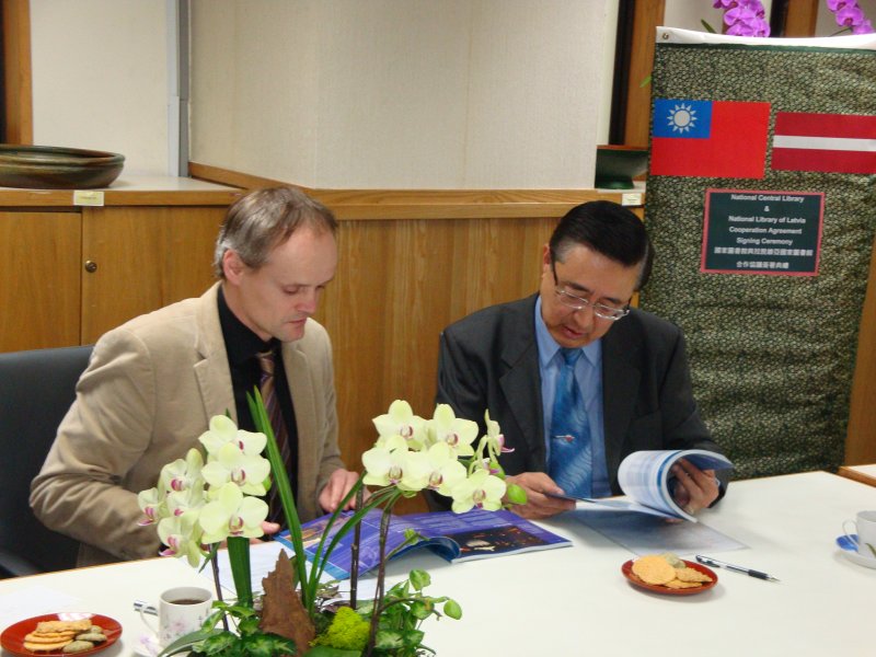 Vienošanās dokumenta parakstīšana, kura mērķis ir Latvijas Nacionālās bibliotēkas un Ķīnas Republikas (Taivānas) sadarbības līgums (Taivanā). LU Āzijas studiju institūta direktors Dr. Franks Kraushārs un 
Taivānas Nacionālās bibliotēkas ģenerāldirketors Karls Mins Kus.