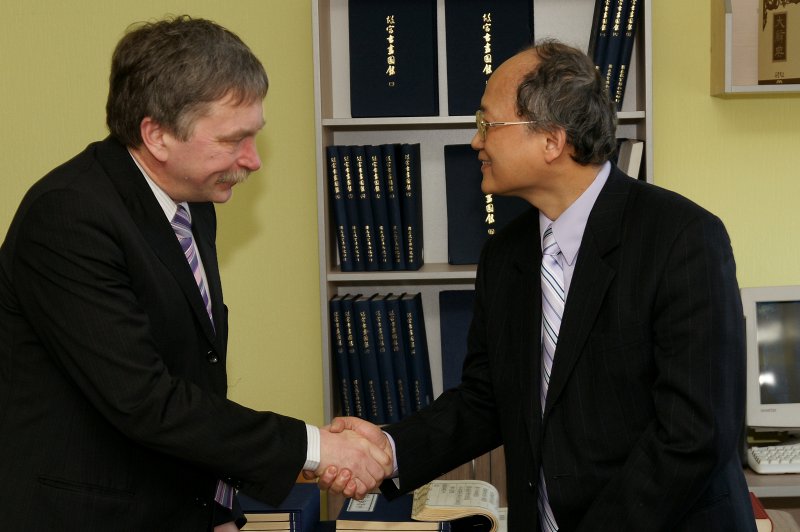 Svinīgā ceremonija,  kas veltīta vienošanās dokumenta parakstīšanai, kura mērķis ir Latvijas Nacionālās bibliotēkas un Ķīnas Republikas (Taivānas) sadarbības līgums. LU zinātņu prorektors Indriķis Muižnieks un Taibejas misijas Latvijā vadītājs Deivids Vans (David C.Y.Wang).