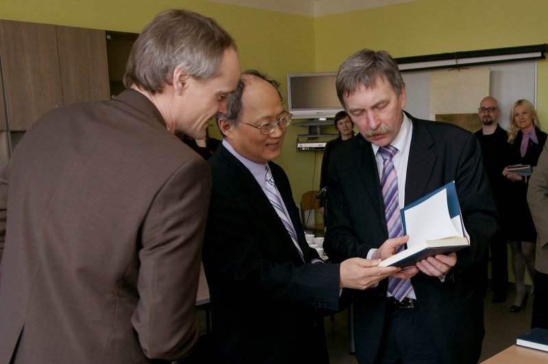 Svinīgā ceremonija,  kas veltīta vienošanās dokumenta parakstīšanai, kura mērķis ir Latvijas Nacionālās bibliotēkas un Ķīnas Republikas (Taivānas) sadarbības līgums. LU Āzijas studiju institūta direktors Dr. Franks Kraushārs, Taibejas misijas Latvijā vadītājs Deivids Vans (David C.Y.Wang) un LU zinātņu prorektors Indriķis Muižnieks.