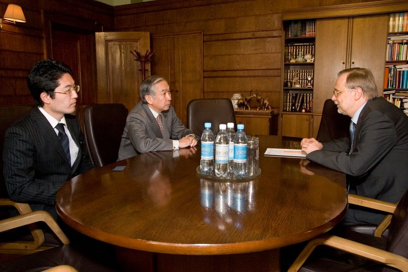 Japānas vēstnieka Takaši Osanai (Takashi Osanai) iepazīšanās vizīte pie LU rektora. No kreisās: 
Japānas vēstniecības otrais sekretārs Daisuke Asai (Daisuke Asai); 
Japānas vēstnieks Latvijā Takaši Osanai (Takashi Osanai); 
LU rektors Mārcis Auziņš.
