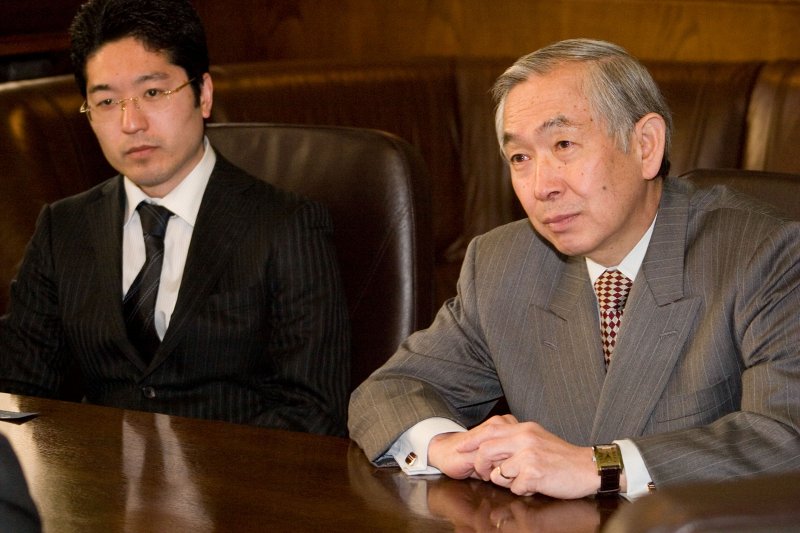 Japānas vēstnieka Takaši Osanai (Takashi Osanai) iepazīšanās vizīte pie LU rektora. No kreisās: 
Japānas vēstniecības otrais sekretārs Daisuke Asai (Daisuke Asai); 
Japānas vēstnieks Latvijā Takaši Osanai (Takashi Osanai).