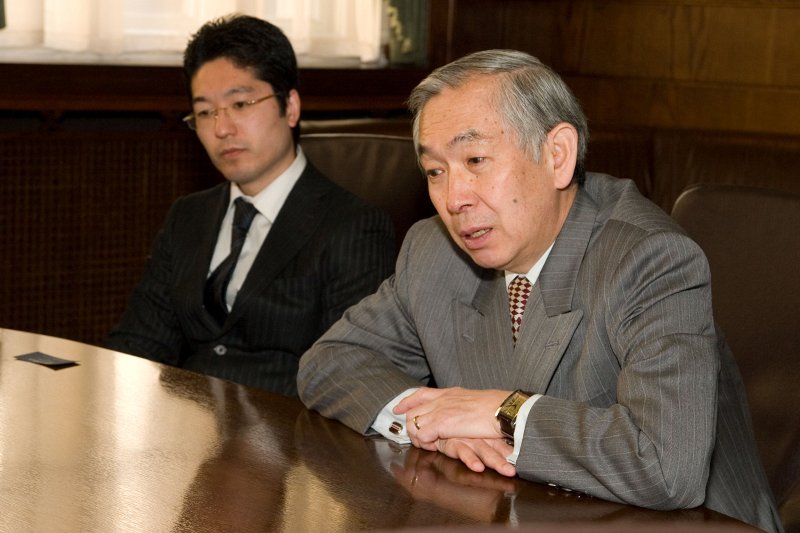 Japānas vēstnieka Takaši Osanai (Takashi Osanai) iepazīšanās vizīte pie LU rektora. No kreisās: 
Japānas vēstniecības otrais sekretārs Daisuke Asai (Daisuke Asai); 
Japānas vēstnieks Latvijā Takaši Osanai (Takashi Osanai).