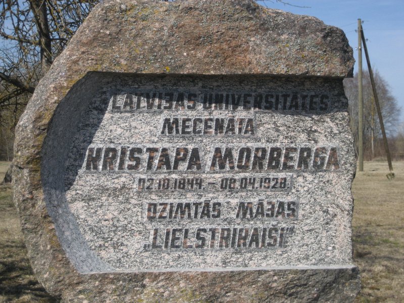 Latvijas Universitātes Fonda pārstāvji apmeklē LU dižmecenāta Kristapa Morberga piemiņas zīmi Bukaišos, Dobeles rajonā. null