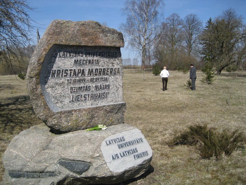 Latvijas Universitātes Fonda pārstāvji apmeklē LU dižmecenāta Kristapa Morberga piemiņas zīmi Bukaišos, Dobeles rajonā. null