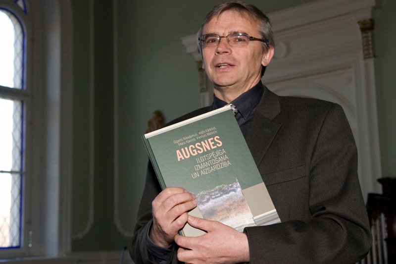 Grāmatas 'Augsnes ilgtspējīga izmantošana un aizsardzība' atvēršanas svētki. Grāmatas autors LU ĢZZF profesors Oļģerts Nikodemus.