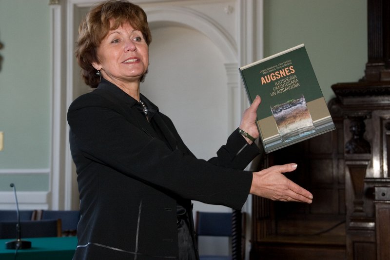 Grāmatas 'Augsnes ilgtspējīga izmantošana un aizsardzība' atvēršanas svētki. LU Akadēmiskā apgāda direktore Anna Šmite.