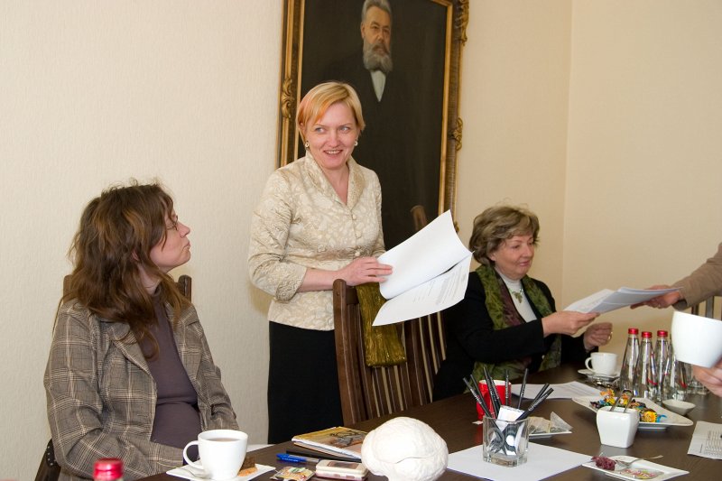 Stipendijas 'Ceļamaize 2009' saņemto pieteikumu vērtēšana. No kreisās: 
Linda Rozenbaha, komisijas locekle, Latvijas Avīzes pārstāve; 
Laila Kundziņa, komisijas locekle, LU Fonda izpilddirektore; 
Rūta Krastiņa, komisijas locekle, M.M.V. Petkevičs novēlētā mantojuma apsaimniekotāja, LU pilnvarotā pārstāve.