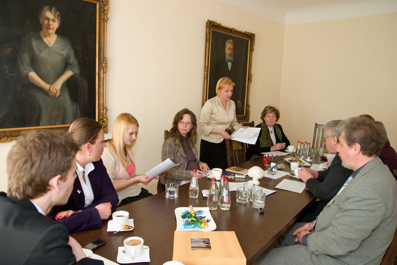 Stipendijas 'Ceļamaize 2009' saņemto pieteikumu vērtēšana. No kreisās: 
Rinalds Gulbis, komisijas loceklis, LU Studentu padomes pārstāvis; 
Loreta Skaburska, komisijas locekle, LU Studentu padomes pārstāve; 
Elīna Belova, komisijas locekle, Radio Naba pārstāve; 
Linda Rozenbaha, komisijas locekle, Latvijas Avīzes pārstāve; 
Laila Kundziņa, komisijas locekle, LU Fonda izpilddirektore; 
Rūta Krastiņa, komisijas locekle, M.M.V. Petkevičs novēlētā mantojuma apsaimniekotāja, LU pilnvarotā pārstāve; 
Ojārs Judrups, komisijas priekšsēdētājs, LU Akadēmiskā departamenta direktors; 
Ilgonis Vilks, komisijas loceklis, Žurnāla 'Terra' pārstāvis;