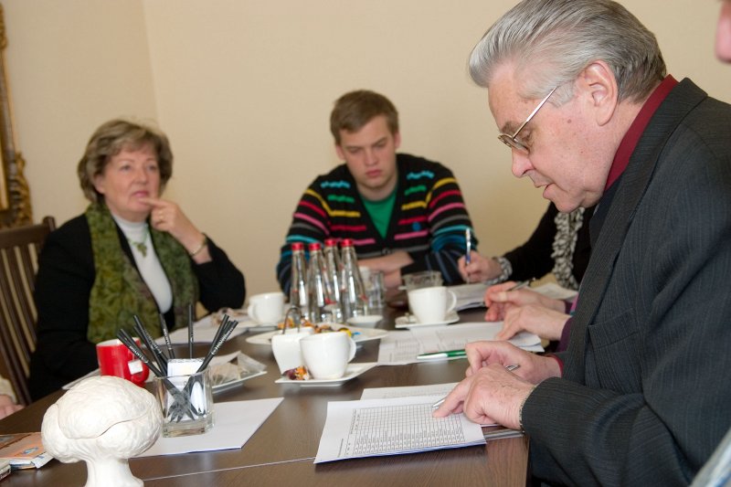Stipendijas 'Ceļamaize 2009' saņemto pieteikumu vērtēšana. No kreisās: 
Rūta Krastiņa, komisijas locekle, M.M.V. Petkevičs novēlētā mantojuma apsaimniekotāja, LU pilnvarotā pārstāve; 
Oskars Lepers, komisijas loceklis, Radio Naba pārstāvis;
Ojārs Judrups, komisijas priekšsēdētājs, LU Akadēmiskā departamenta direktors.