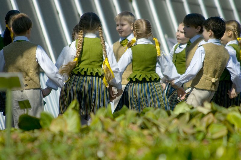 Pavasara svētki LU Botāniskajā dārzā. LU bērnu un jauniešu deju ansamblis 'Dancītis'.