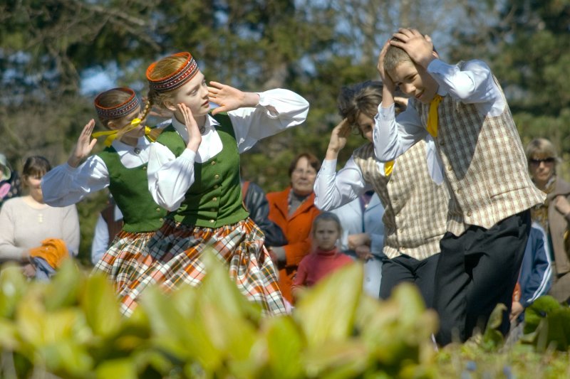 Pavasara svētki LU Botāniskajā dārzā. LU bērnu un jauniešu deju ansamblis 'Dancītis'.