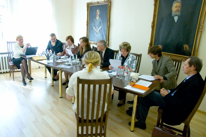Stipendijas 'Ceļamaize 2009' pretendentu 2. kārtas intervijas. Komisijas locekļi, no kreisās: 
Laila Kundziņa, LU Fonda izpilddirektore; 
Oskars Lepers, Radio Naba pārstāvis; 
Zigrīda Grīnhofa, A.Čakste Rollins pārstāve; 
Linda Rozenbaha, Latvijas Avīzes pārstāve; 
Ojārs Judrups, komisijas priekšsēdētājs, LU Akadēmiskā departamenta direktors; 
Rūta Krastiņa, M.M.V. Petkevičs novēlētā mantojuma apsaimniekotāja, LU pilnvarotā pārstāve; 
Ingus Bērziņš, Delfi pārstāvis; 
Māris Kļaviņš, LU ĢZZF profesors.
