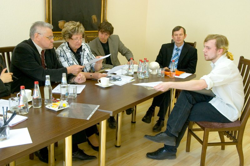 Stipendijas 'Ceļamaize 2009' pretendentu 2. kārtas intervijas. Komisijas locekļi, no kreisās: 
Ojārs Judrups, komisijas priekšsēdētājs, LU Akadēmiskā departamenta direktors; 
Rūta Krastiņa, M.M.V. Petkevičs novēlētā mantojuma apsaimniekotāja, LU pilnvarotā pārstāve; 
Ingus Bērziņš, Delfi pārstāvis; 
Māris Kļaviņš, LU ĢZZF profesors; 
stpendijas pretendents.