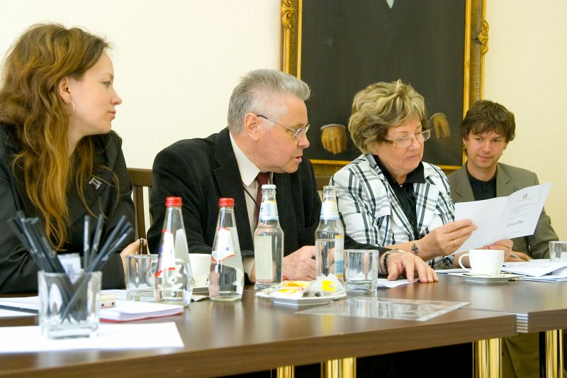Stipendijas 'Ceļamaize 2009' pretendentu 2. kārtas intervijas. Komisijas locekļi, no kreisās: 
Linda Rozenbaha, Latvijas Avīzes pārstāve; 
Ojārs Judrups, komisijas priekšsēdētājs, LU Akadēmiskā departamenta direktors; 
Rūta Krastiņa, M.M.V. Petkevičs novēlētā mantojuma apsaimniekotāja, LU pilnvarotā pārstāve; 
Ingus Bērziņš, Delfi pārstāvis.