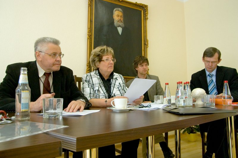 Stipendijas 'Ceļamaize 2009' pretendentu 2. kārtas intervijas. Komisijas locekļi, no kreisās: 
Ojārs Judrups, komisijas priekšsēdētājs, LU Akadēmiskā departamenta direktors; 
Rūta Krastiņa, M.M.V. Petkevičs novēlētā mantojuma apsaimniekotāja, LU pilnvarotā pārstāve; 
Ingus Bērziņš, Delfi pārstāvis; 
Māris Kļaviņš, LU ĢZZF profesors.