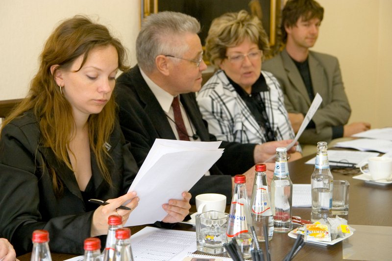 Stipendijas 'Ceļamaize 2009' pretendentu 2. kārtas intervijas. Komisijas locekļi, no kreisās: 
Linda Rozenbaha, Latvijas Avīzes pārstāve; 
Ojārs Judrups, komisijas priekšsēdētājs, LU Akadēmiskā departamenta direktors; 
Rūta Krastiņa, M.M.V. Petkevičs novēlētā mantojuma apsaimniekotāja, LU pilnvarotā pārstāve; 
Ingus Bērziņš, Delfi pārstāvis.