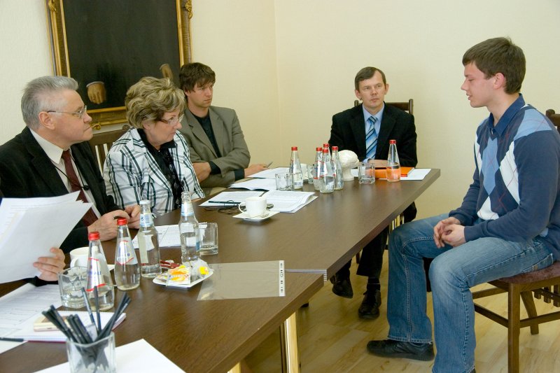 Stipendijas 'Ceļamaize 2009' pretendentu 2. kārtas intervijas. Komisijas locekļi, no kreisās: 
Ojārs Judrups, komisijas priekšsēdētājs, LU Akadēmiskā departamenta direktors; 
Rūta Krastiņa, M.M.V. Petkevičs novēlētā mantojuma apsaimniekotāja, LU pilnvarotā pārstāve; 
Ingus Bērziņš, Delfi pārstāvis; 
Māris Kļaviņš, LU ĢZZF profesors; 
stipendijas pretendents.