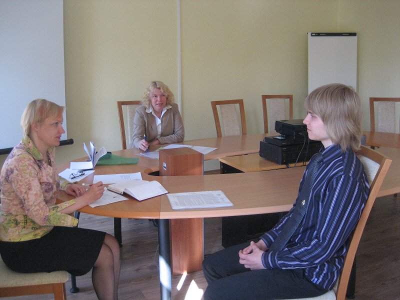Stipendijas 'Ceļamaize 2009' pretendentu 2. kārtas intervijas Cēsīs. No kreisās: LU Fonda izpilddirektore Laila Kundziņa; LU Fonda biroja vadītāja Ilona Vītola; stipendijas pretendents.