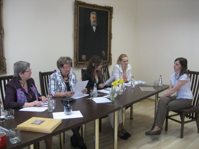 Stipendijas 'Ceļamaize 2009' pretendentu 2. kārtas intervijas. No kreisās: 
Māra Vikmane, komisijas priekšsēdētāja vietniece, LU Bioloģijas fakultātes docente;
Rūta Krastiņa, komisijas locekle, M.M.V. Petkevičs novēlētā mantojuma apsaimniekotāja, LU pilnvarotā pārstāve; 
Linda Rozenbaha, komisijas locekle, Latvijas Avīzes pārstāve; 
Elīna Belova, komisijas locekle, Radio Naba pārstāve; 
stipendijas pretendente.
