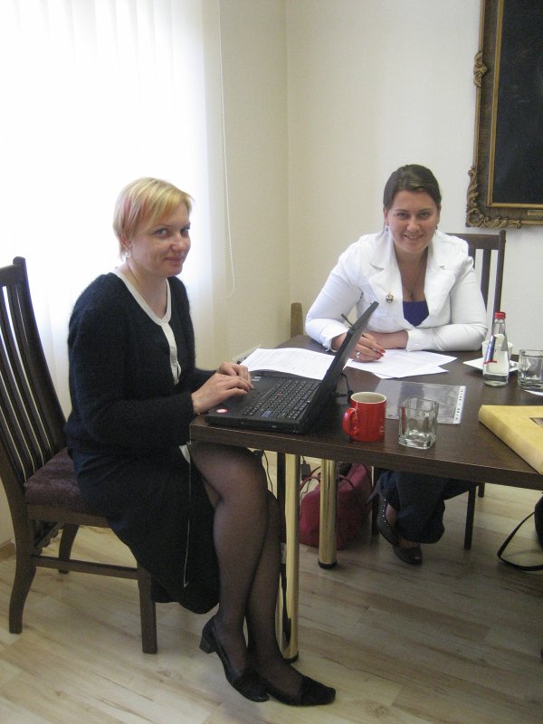 Stipendijas 'Ceļamaize 2009' pretendentu 2. kārtas intervijas. No kreisās: 
Laila Kundziņa, komisijas locekle, LU Fonda izpilddirektore; 
Loreta Skaburska, komisijas locekle, LU Studentu padomes pārstāve.