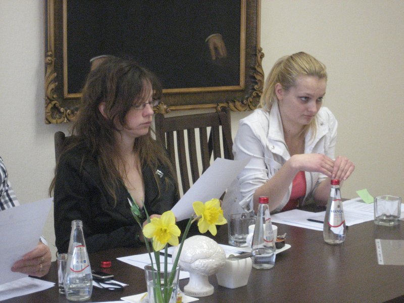 Stipendijas 'Ceļamaize 2009' pretendentu 2. kārtas intervijas. No kreisās: 
Linda Rozenbaha, komisijas locekle, Latvijas Avīzes pārstāve; 
Elīna Belova, komisijas locekle, Radio Naba pārstāve.