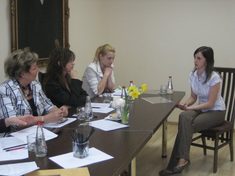 Stipendijas 'Ceļamaize 2009' pretendentu 2. kārtas intervijas. No kreisās: 
Rūta Krastiņa, komisijas locekle, M.M.V. Petkevičs novēlētā mantojuma apsaimniekotāja, LU pilnvarotā pārstāve; 
Linda Rozenbaha, komisijas locekle, Latvijas Avīzes pārstāve; 
Elīna Belova, komisijas locekle, Radio Naba pārstāve; 
stipendijas pretendente.