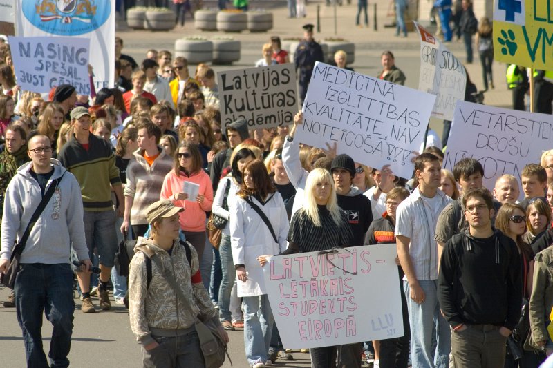 Latvijas Studentu apvienības rīkotais 'Studentu vienotības gājiens', protestējot pret finansējuma samazināšanu augstākajai izglītībai par 40%. null