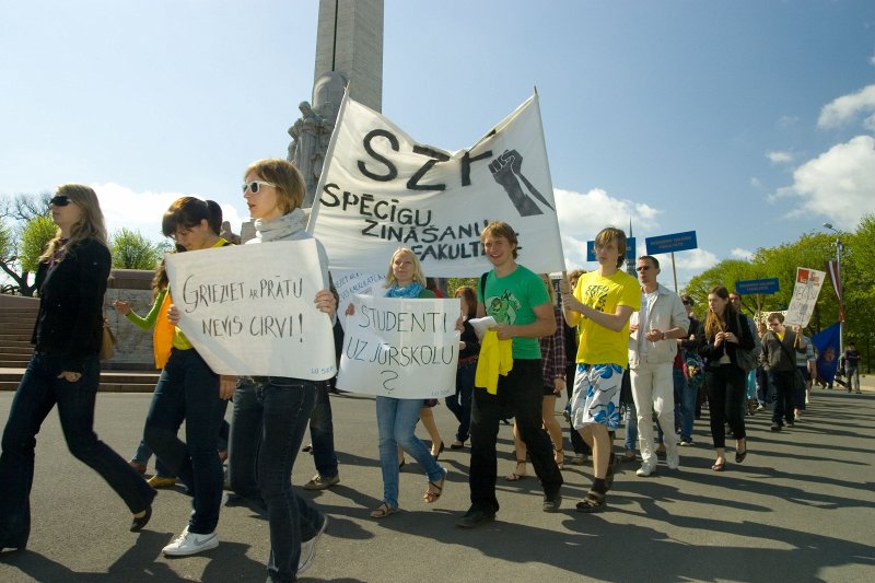 Latvijas Studentu apvienības rīkotais 'Studentu vienotības gājiens', protestējot pret finansējuma samazināšanu augstākajai izglītībai par 40%. null