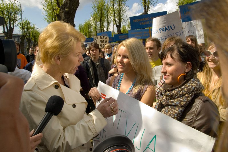Latvijas Studentu apvienības rīkotais 'Studentu vienotības gājiens', protestējot pret finansējuma samazināšanu augstākajai izglītībai par 40%. LR Izglītības un zinātnes ministre Tatjana Koķe (pa kreisi) tiekas ar studentiem.