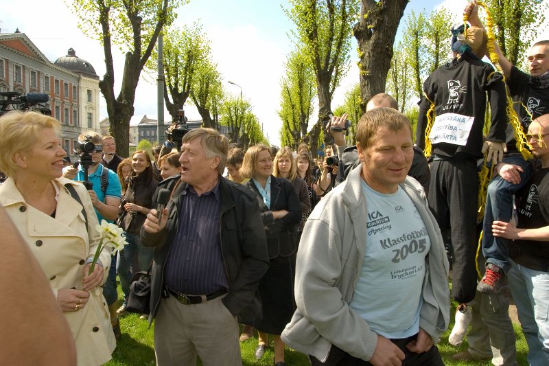 Latvijas Studentu apvienības rīkotais 'Studentu vienotības gājiens', protestējot pret finansējuma samazināšanu augstākajai izglītībai par 40%. LR Izglītības un zinātnes ministre Tatjana Koķe (pa kreisi) tiekas ar studentiem.