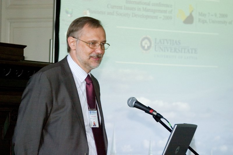 Zinātniskā konference 'Biznesa un sabiedrības attīstības vadības aktualitātes – 2009'. LU rektors Mārcis Auziņš.