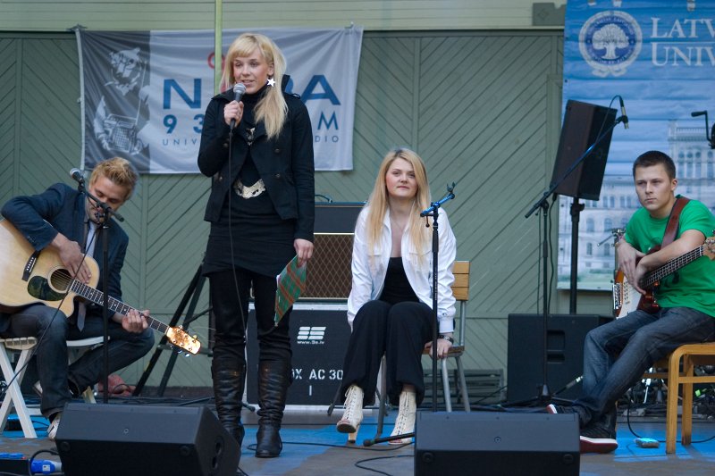 LU Jauno mūzikas grupu konkurss (fināls) Vērmanes dārzā. Koncerta vadītāja Ilze Klepere un grupa 'Arial Plant'.