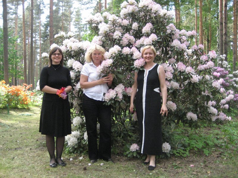 LU Fonda pārstāvji apmeklē LU Rododendru audzētavu 'Babīte'. No kreisās: 
LU Fonda projektu vadītāja Evija Čerpinska; 
LU Fonda biroja vadītāja Ilona Vītola; 
LU Fonda izpilddirektore Laila Kundziņa.