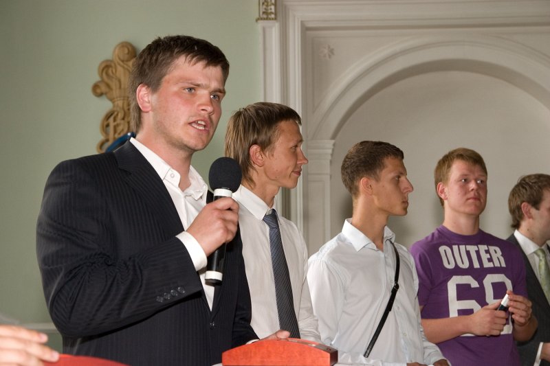 Atzinības izteikšana šī akadēmiskā gada labākajiem Latvijas Universitātes sportistiem. Pa kreisi - Latvijas Universitātes futbola komandas treneris Andris Riherts.